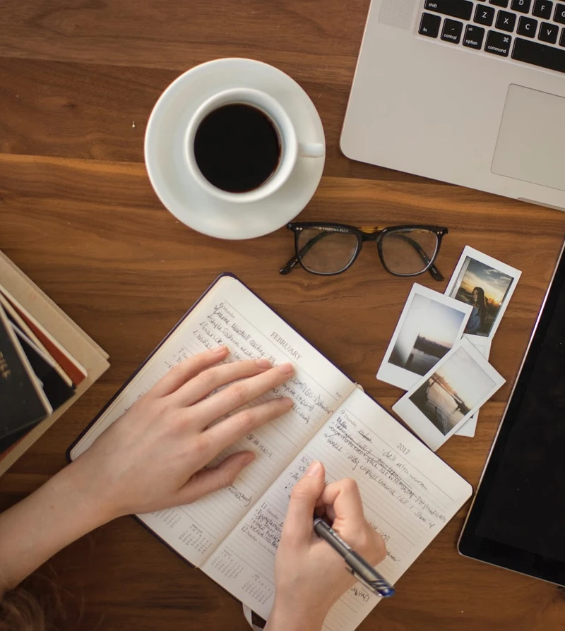 desk-creative-content-writer-working