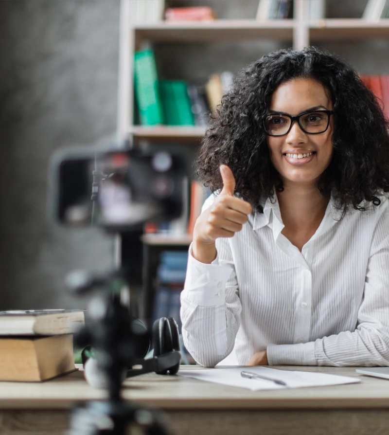 desk-creative-content-writer-working
